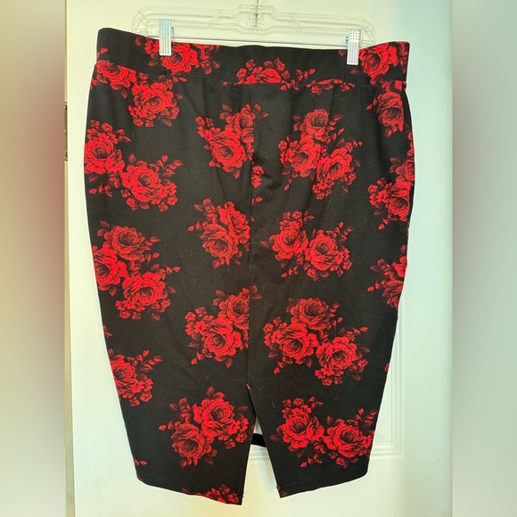 Torrid black pencil skirt w/red roses - Picture 2 of 7